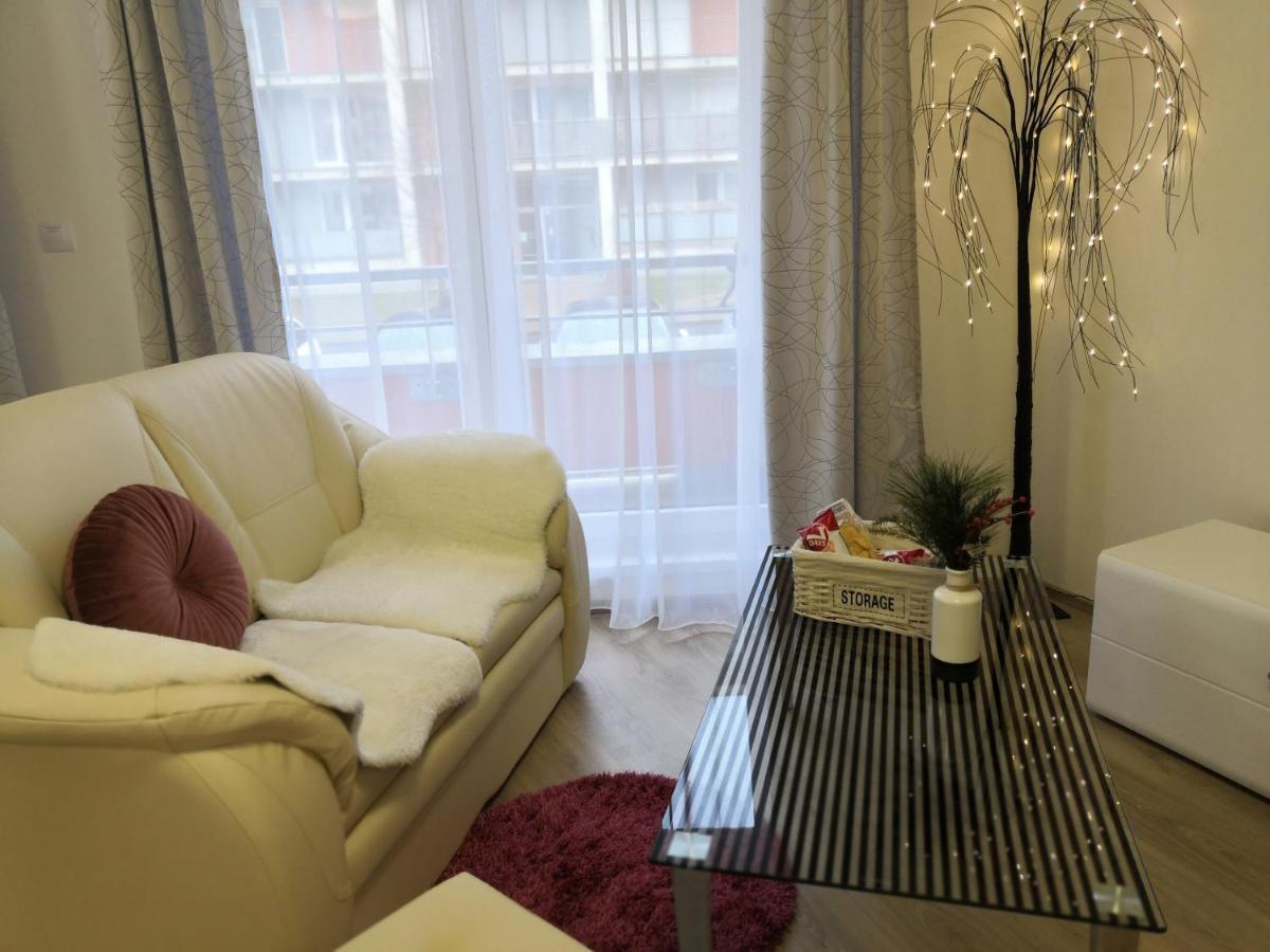 H+ Apartman Letiste Prahaアパートメント エクステリア 写真